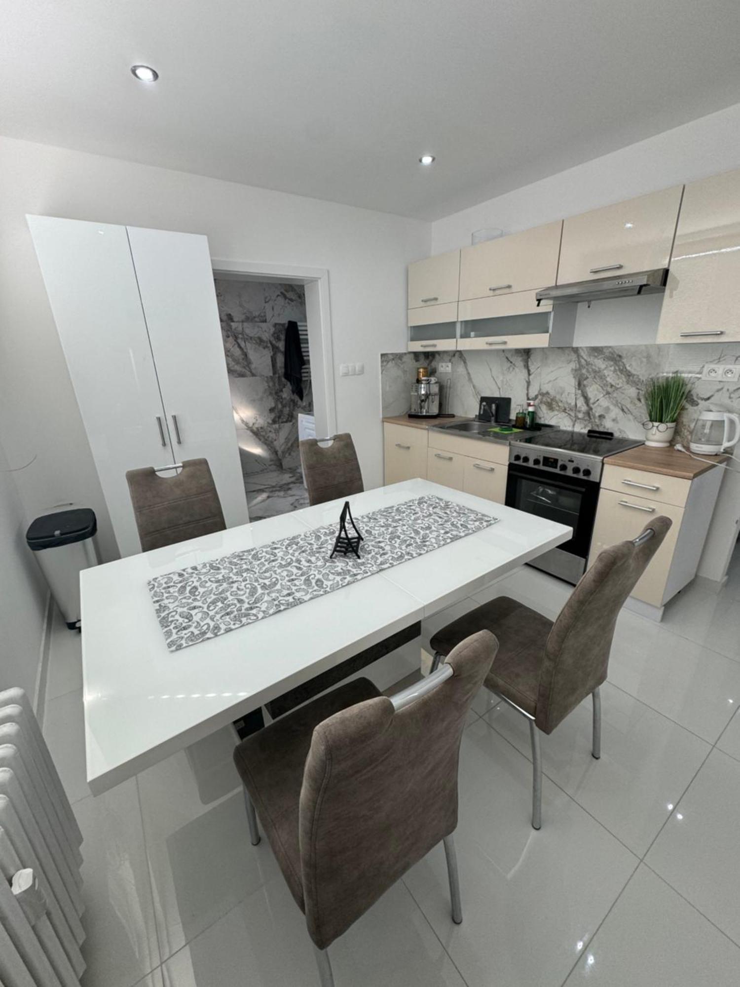Peti Apartman Centrum Галанта Екстериор снимка